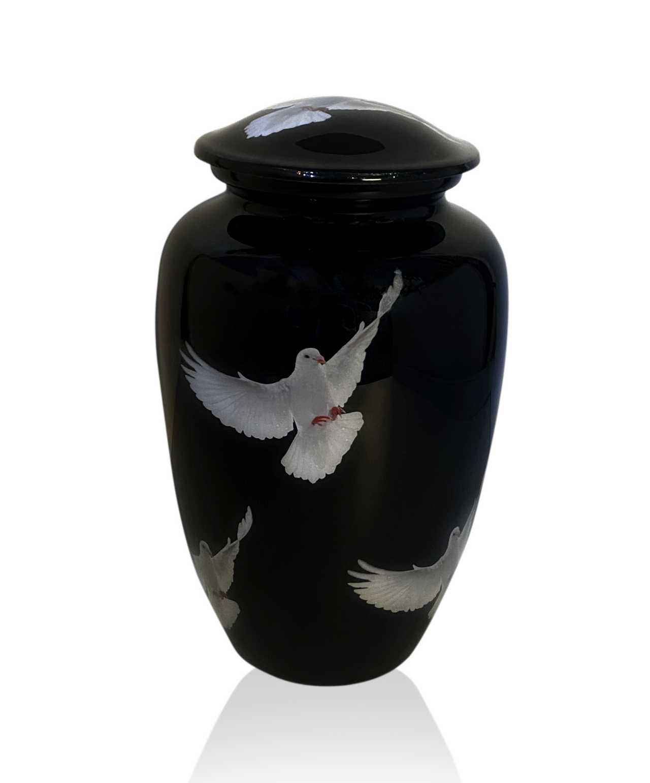 Zwarte en witte duiven op een grote aluminium urn