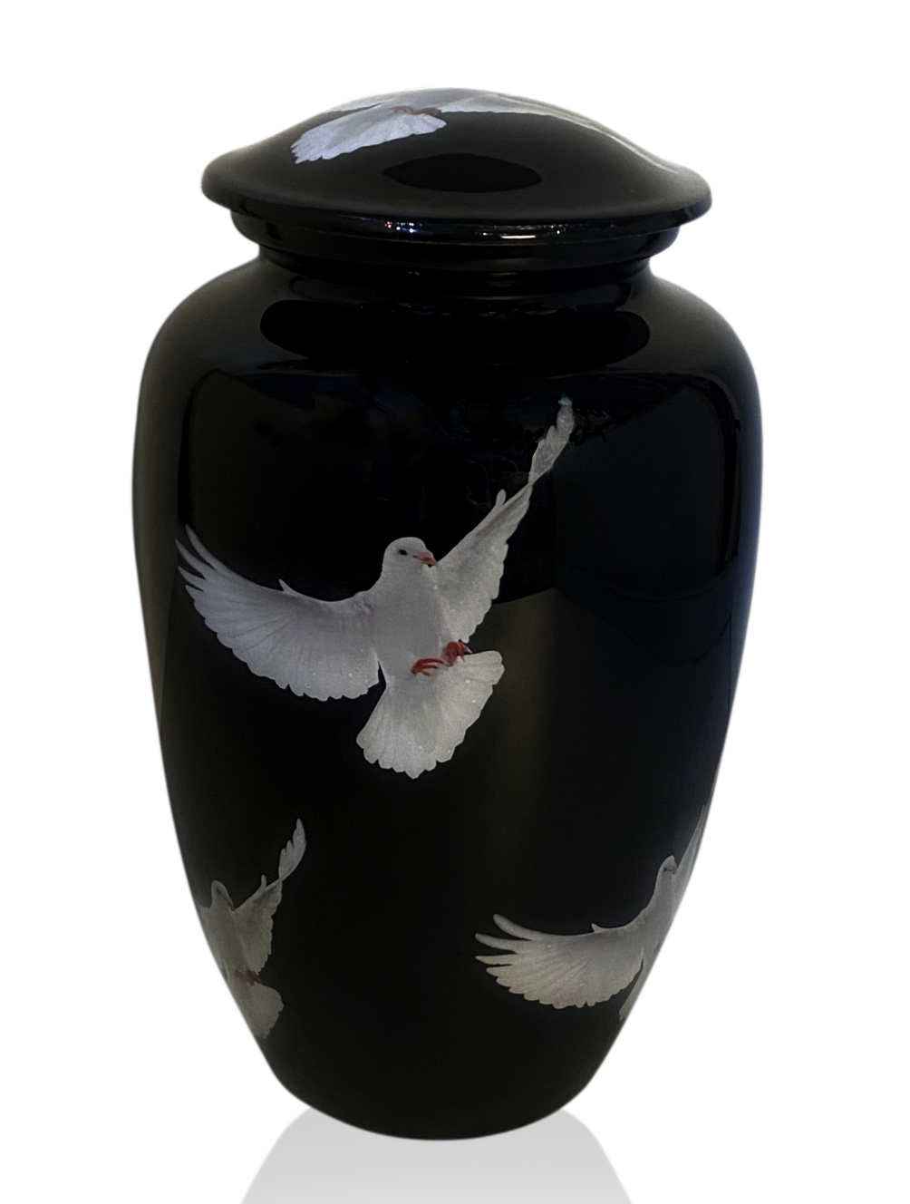 Zwarte en witte duiven op een grote aluminium urn - Afbeelding 2
