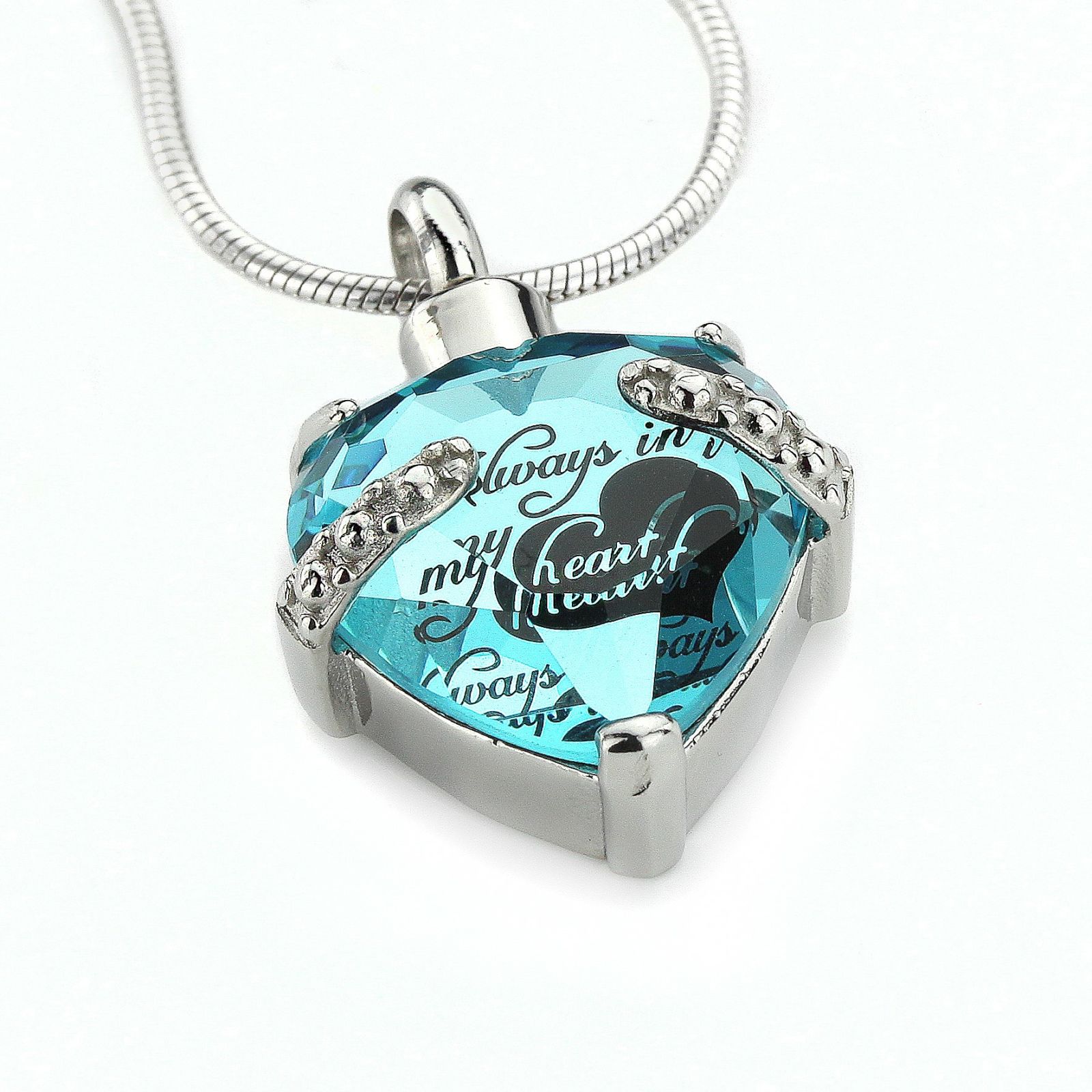 Hanger in de vorm van een hart gemaakt van blauw aqua glas
