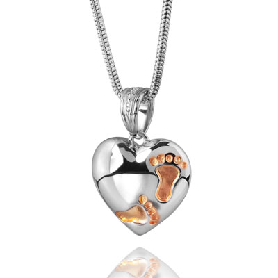 Zilveren hanger met afbeelding van babyvoetjes incl zilveren ketting