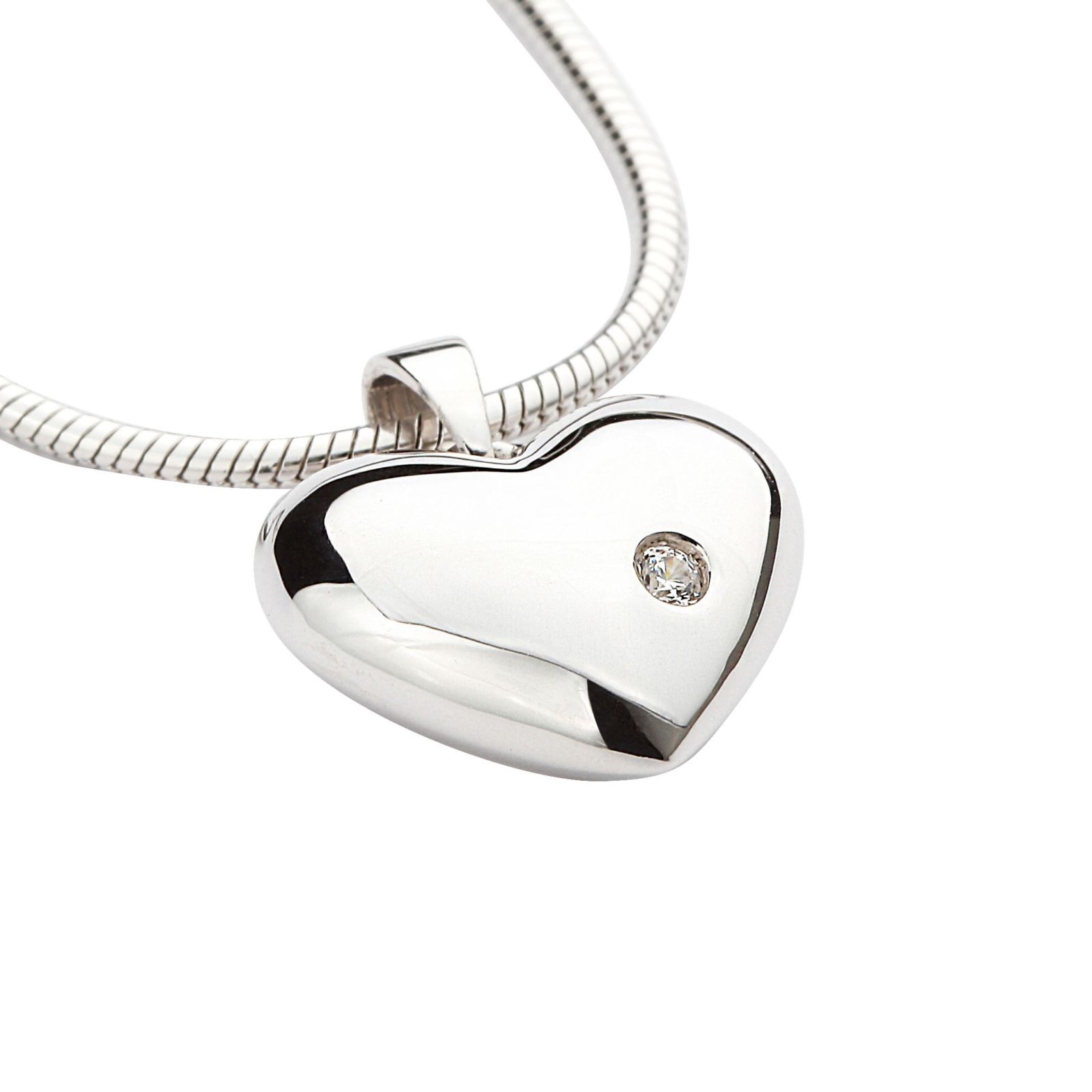 Zilveren hanger in de vorm van een hartje met een zirkonia steenincl zilveren ketting