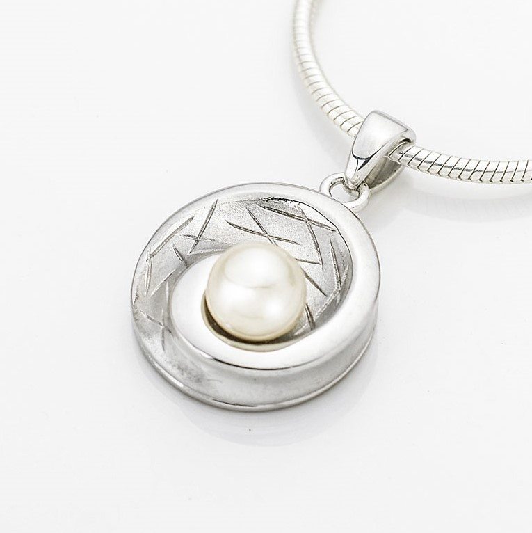 Zilveren hanger met schelpmotief en parel incl zilveren ketting