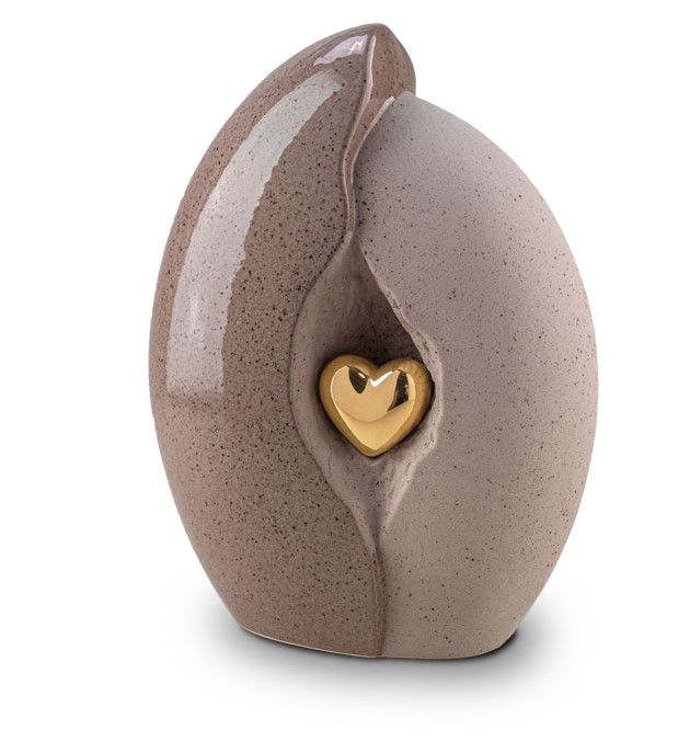 Keramische urn met een hartvormige decoratie
