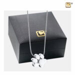 Zilveren Pootjes Ashanger, Loveurns Ashanger, Assieraden